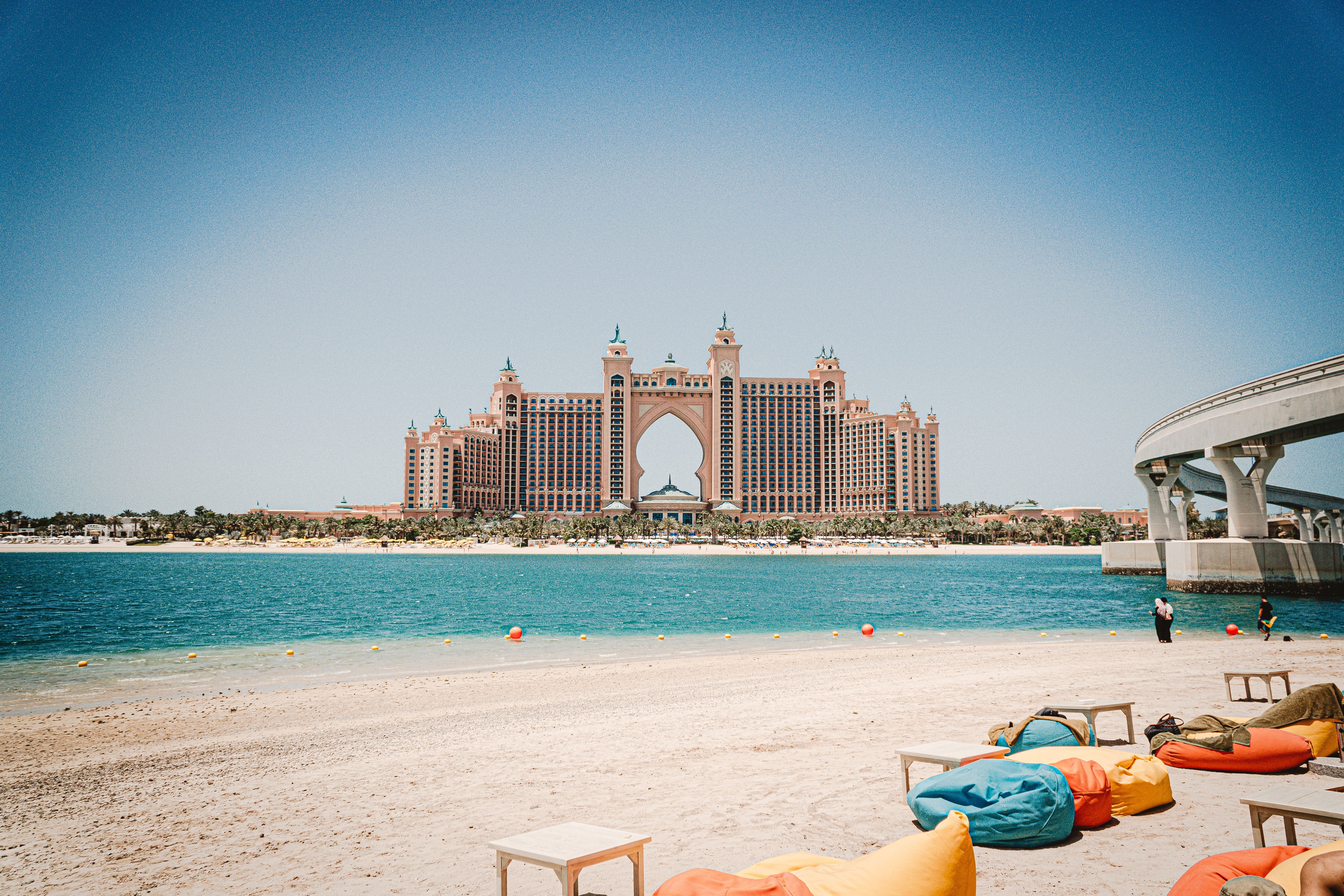 Дубай в июле стоит ли ехать. The Beach Дубай. Al Khan в Дубай. Абу Даби пляжи. Дубай Palm Beach пляж.