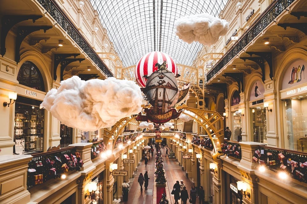 Shopping moscow. ГУМ Пассаж. Шоппинг в ГУМЕ. ГУМ одежда. ГУМ В СПБ на Невском.